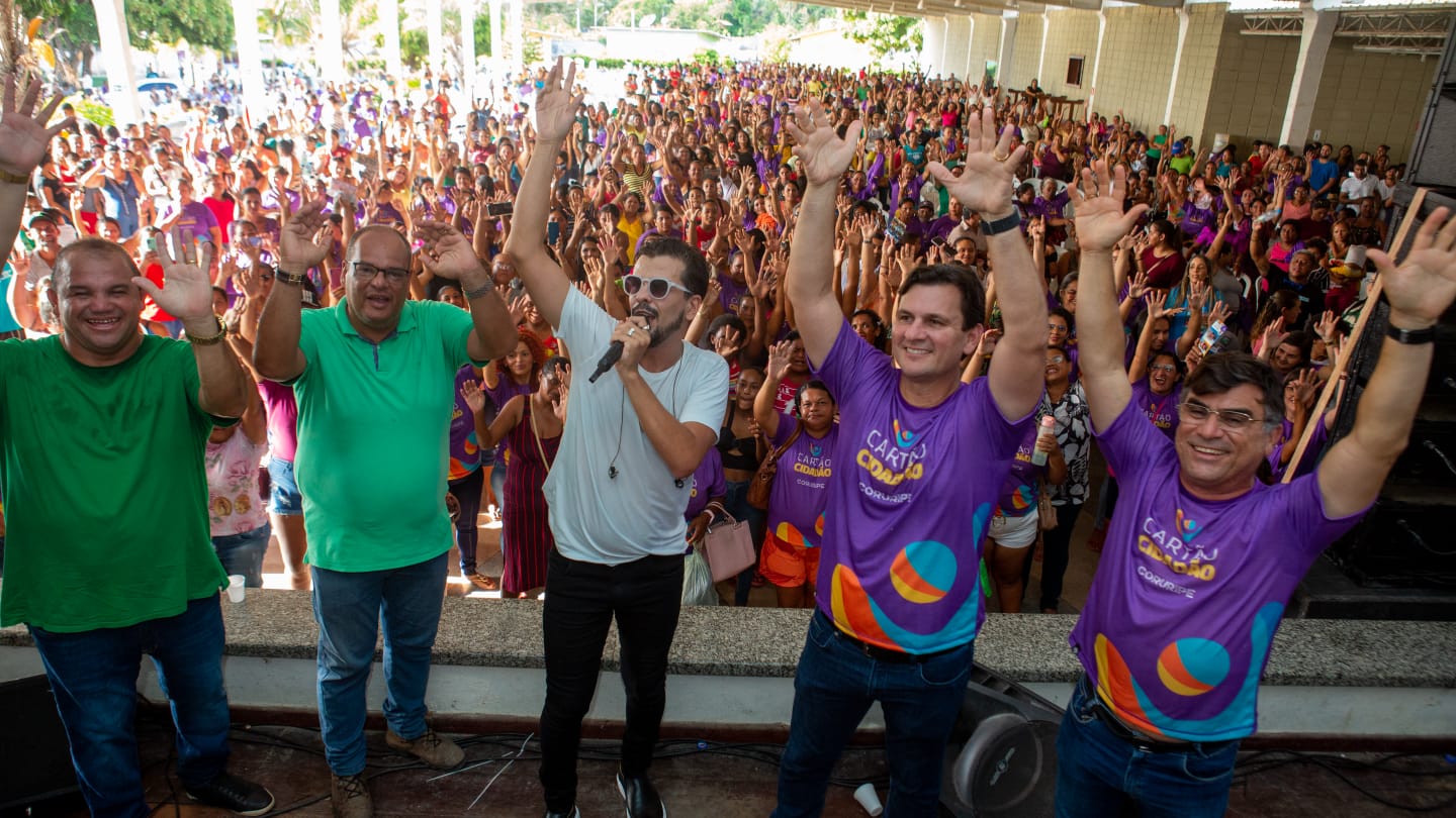 Prefeito Marcelo Beltrão reúne beneficiários do Cartão Cidadão para comemorar o sucesso do programa